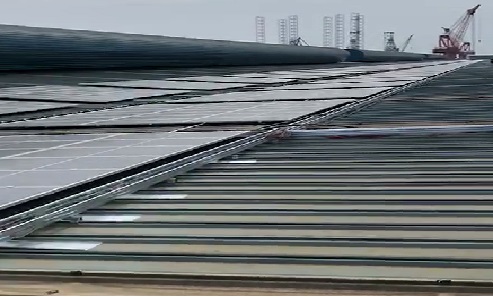 南通振华项目屋顶面积大，相对集中，使用其屋顶，建设规模5.98MW，年均发电量700万度。
